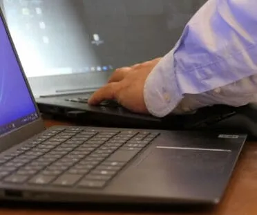 DM発送代行、宣工社の精密なPC作業イメージ