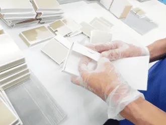 箱組み立て・化粧箱・貼り箱・ギフトボックス・パッケージ組立の作業風景