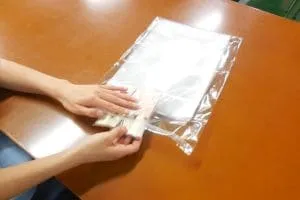 シール貼りに関連する袋詰め