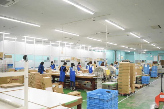 大量ロットに対応するシール貼り代行の作業風景